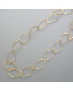 Langes Collier mit verdrehten Ösen im goldigen Look