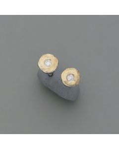 Geschwärzte Ohrstecker mit Diamant, Patina