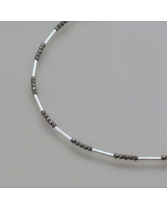Zarte Edelsteinkette mit Silber und facettiertem Hämatit
