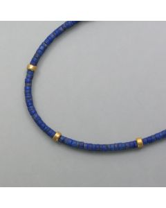 Lapis-Kette mit goldenen Elementen