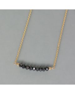 zarte Kette aus Gold mit schwarzen Diamanten