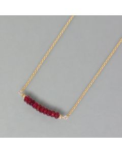 zarte Kette aus Gold mit Rubin