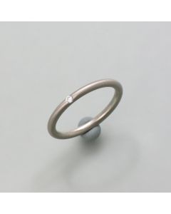 Zarter Weißgold-Ring mit Brillant in rundem Profil