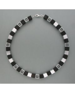 Kette mit Würfeln aus Ebenholz und Aluminium