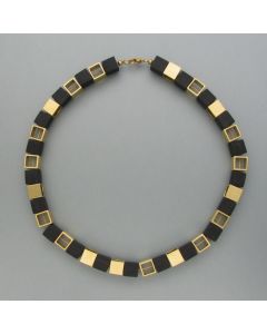Kette mit Würfeln aus Ebenholz und Messing