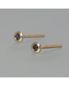 Ohrstecker mit schwarzem Brillant in 750er Gelbgold gefasst