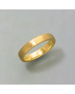Goldring mit feinem Hammerschlag