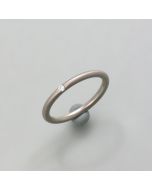 Zarter Weißgold-Ring mit Brillant in rundem Profil