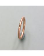 Zarter Roségold-Ring mit Brillant in rundem Profil