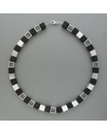 Kette mit Würfeln aus Ebenholz und Aluminium