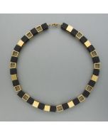 Kette mit Würfeln aus Ebenholz und Messing