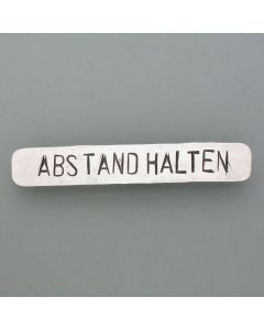 Silber-Brosche Abstand halten