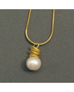 Ketten-Anhänger weiße Perle mit vergoldeten Silberelementen