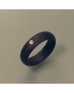 Ring aus Carbon mit Brillant