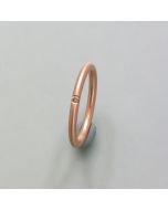 Zarter Roségold-Ring mit Brillant in rundem Profil