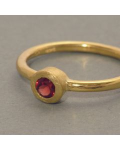 Granat-Ring zart, vergoldet
